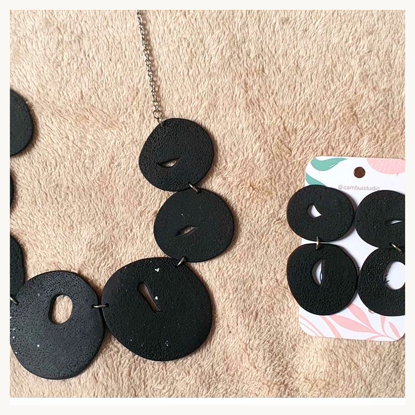 Conjunto preto texturizado
