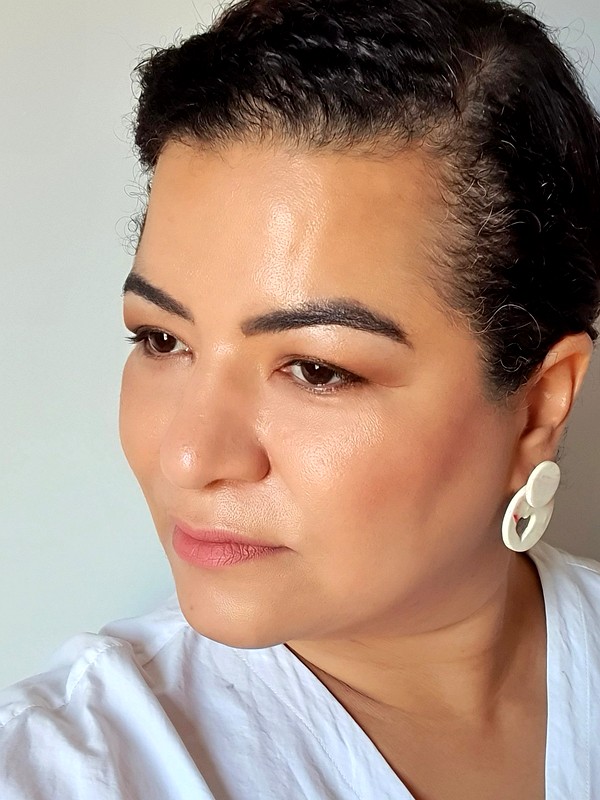 Rosana Cambuí usando biojoias de cerâmica plástica
